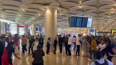 Mumbai Airport Garba Viral Video: मुंबई विमानतळावर रंगला गरबा, प्रवाशांसह कर्मचाऱ्यांनी धरला ठेका; सोशल मिडीयावर भन्नाट व्हिडीओ व्हायरल